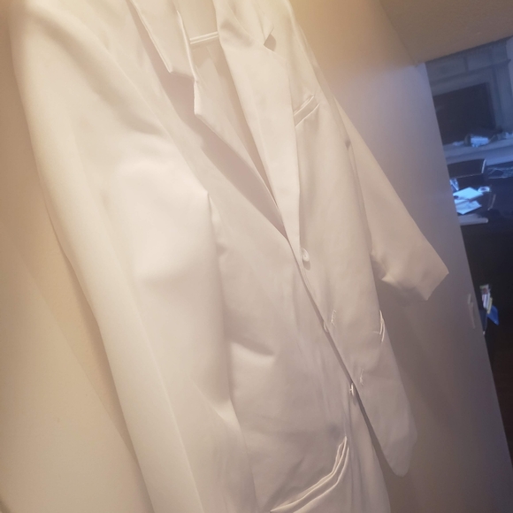 White suit - Picture 4 of 5